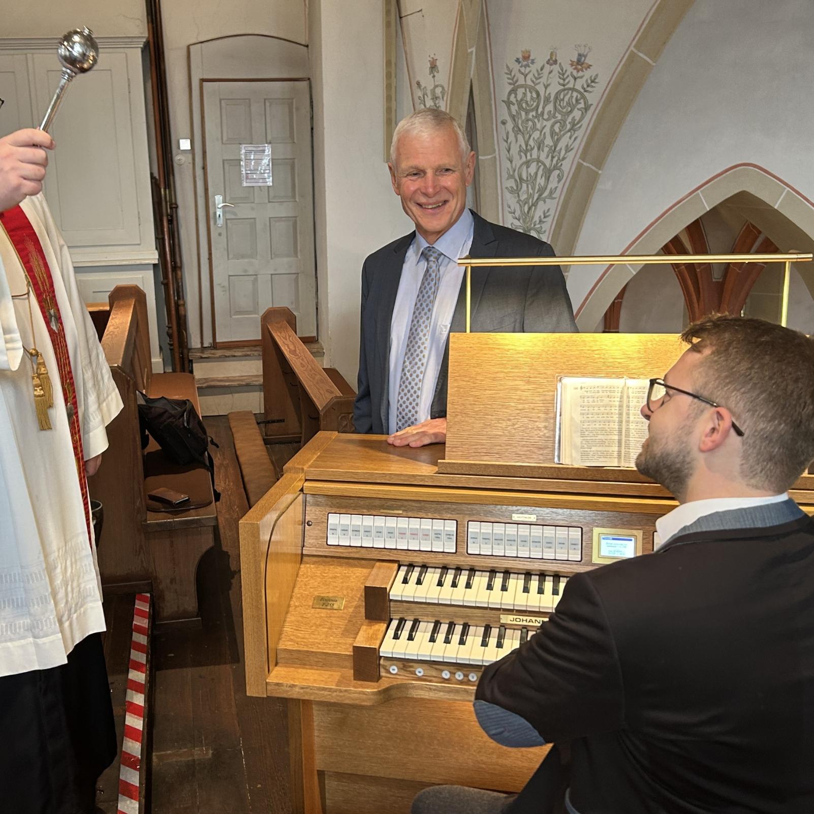 Orgelweihe: v.l.n.r.) Dekan Jörg Schuh segnet die Orgel; Bernd Heimermann, Markus Busch