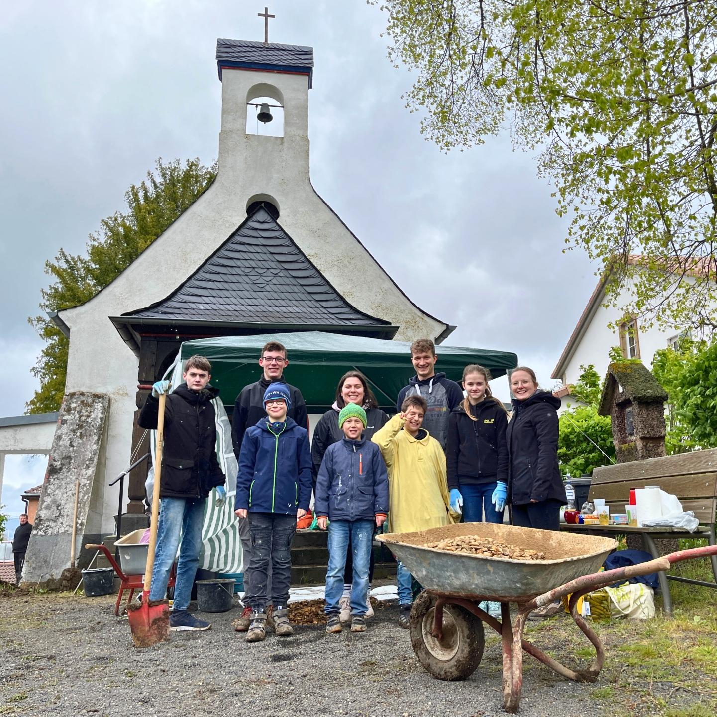Mit viel Elan arbeitet die Katholische Jugend Mülheim an ihrer Aufgabe im Zuge der 72-Stunden-Aktion: Die Marienkapelle renovieren und einen Kinderkreuzweg gestalten.