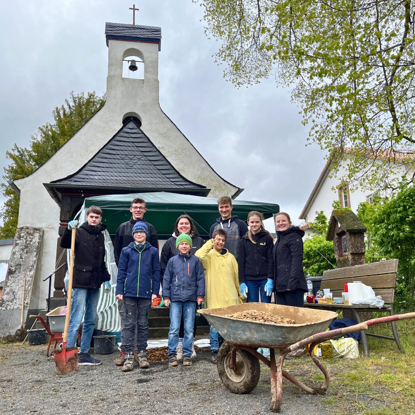 Mit viel Elan arbeitet die Katholische Jugend Mülheim an ihrer Aufgabe im Zuge der 72-Stunden-Aktion: Die Marienkapelle renovieren und einen Kinderkreuzweg gestalten.